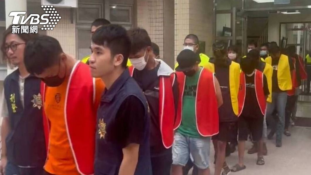警方將涉案人士逮捕。(圖/警方提供)