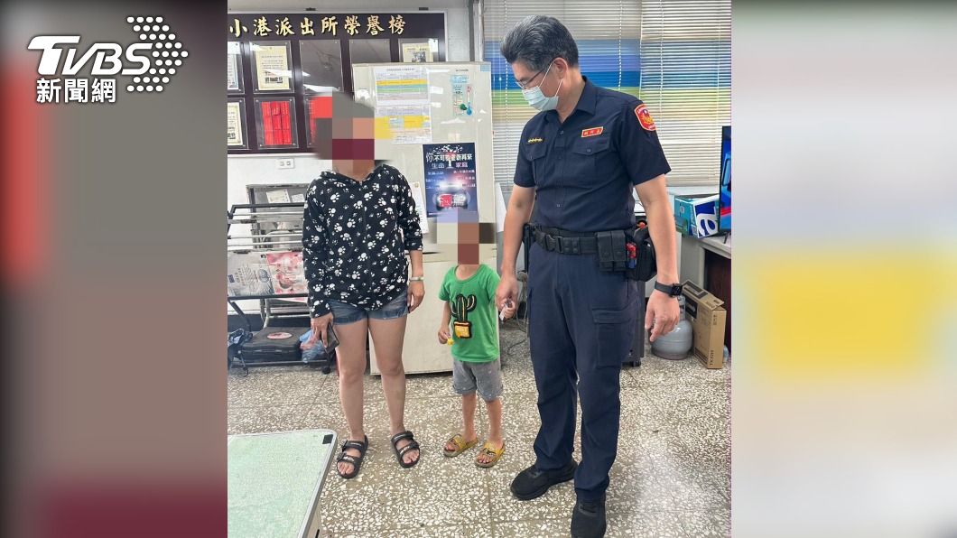 員警將男童帶回派出所安置。(圖/TVBS)