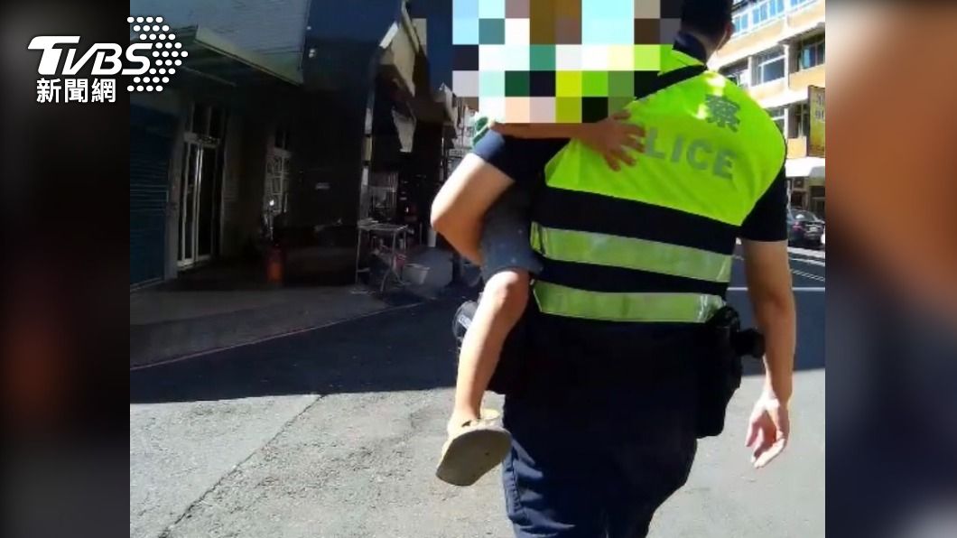 不怕不哭!5歲聽損童獨闖街頭找媽媽 奶爸警一肩扛起安撫