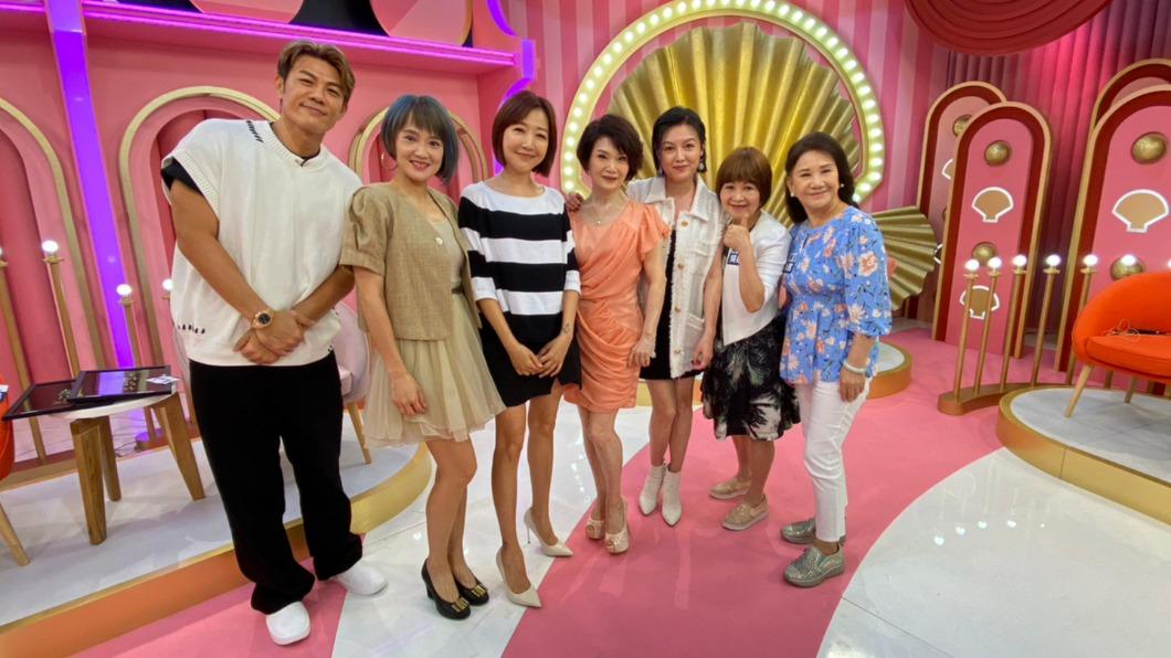陳瓊美(右4)日前在節目中分享離婚心境。(圖/三立提供)