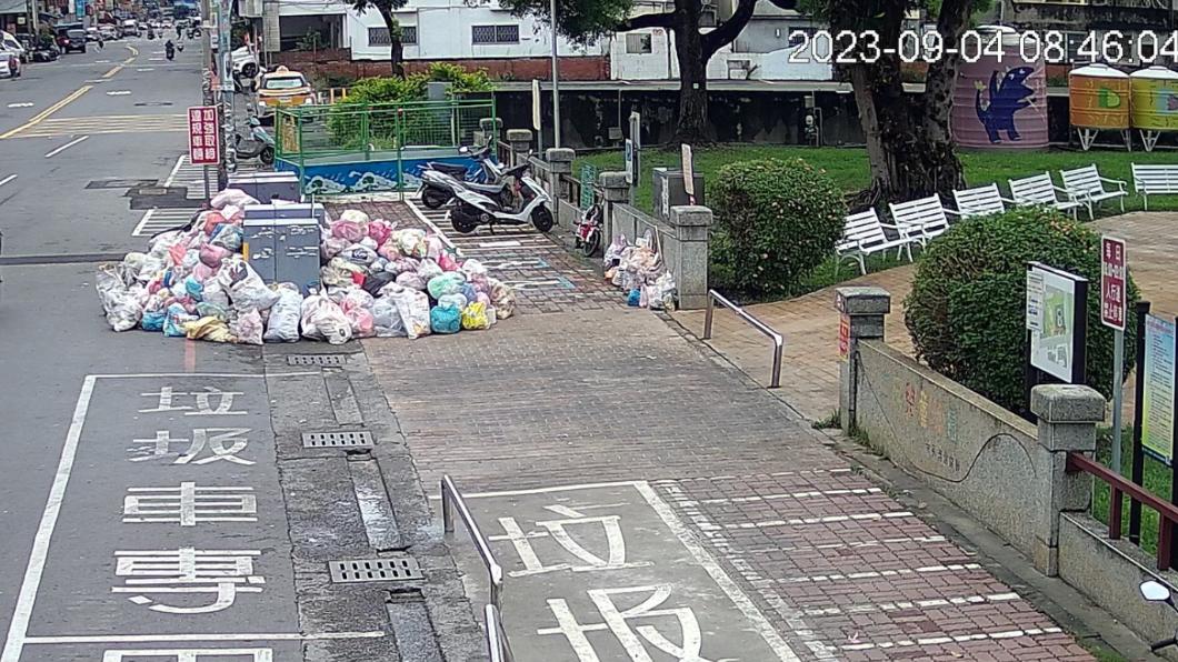 仍有民眾將垃圾丟在三民路兒童公園前。(圖/翻攝自彰化清潔隊臉書)