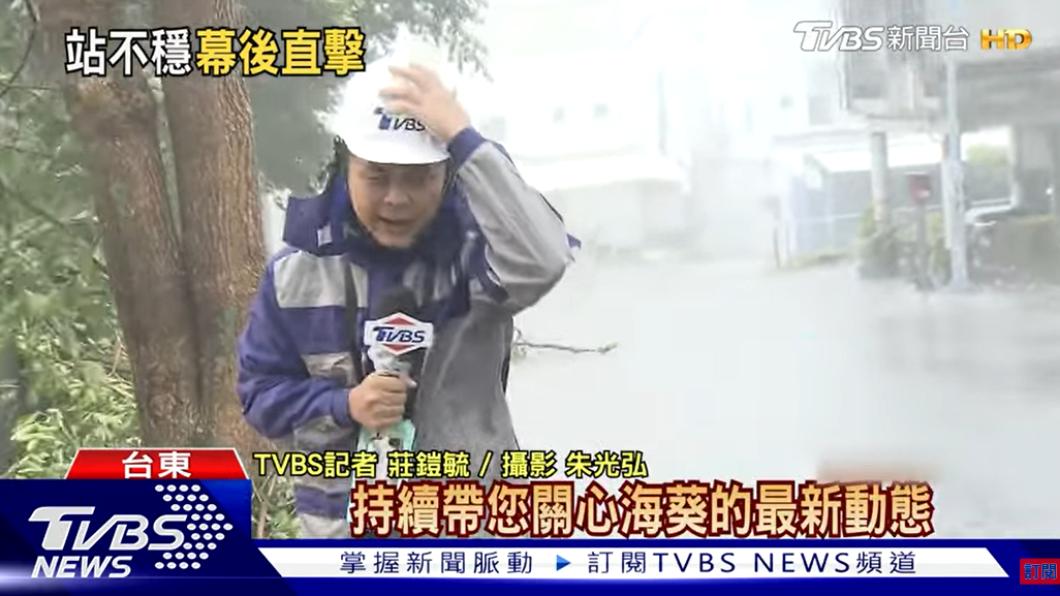 網友認為冒著風雨在外連線的記者相當敬業。(圖/TVBS資料照)