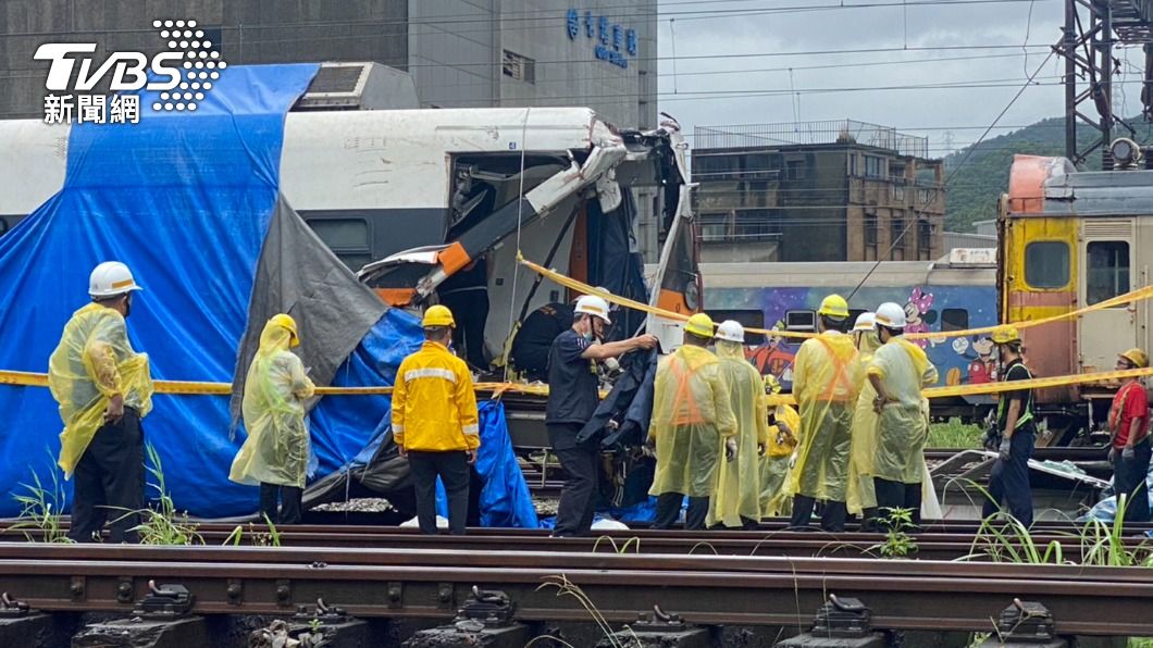 太魯閣出軌車廂共尋獲18片遺骨!今又發現10大袋物品