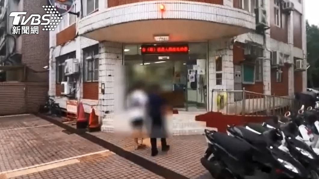 蕭姓男大生被警方帶回偵辦。（圖／TVBS）