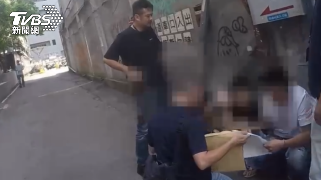 警方陸續將竹聯幫成員等人逮捕。（圖／TVBS）