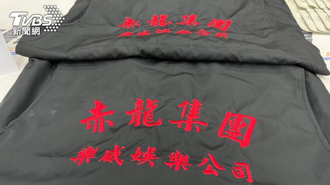 嫌犯還自製幫派背心。（圖／TVBS）