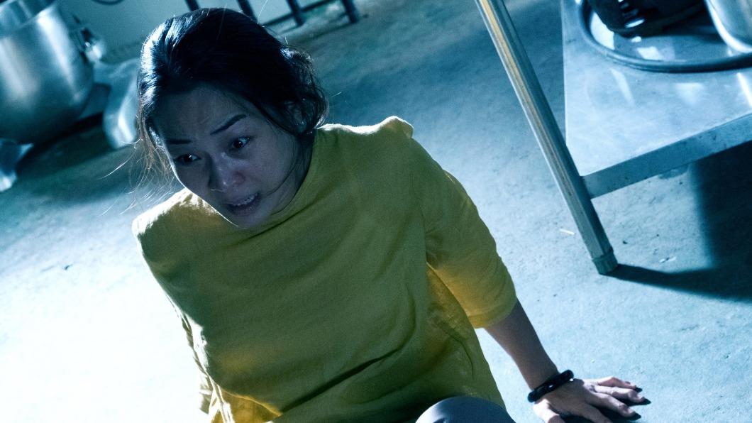 《粽邪3:鬼門開》片尾藏彩蛋,「地表最恐怖阿姨」陳雪甄被嚇到跌坐在地。(圖/華影提供)