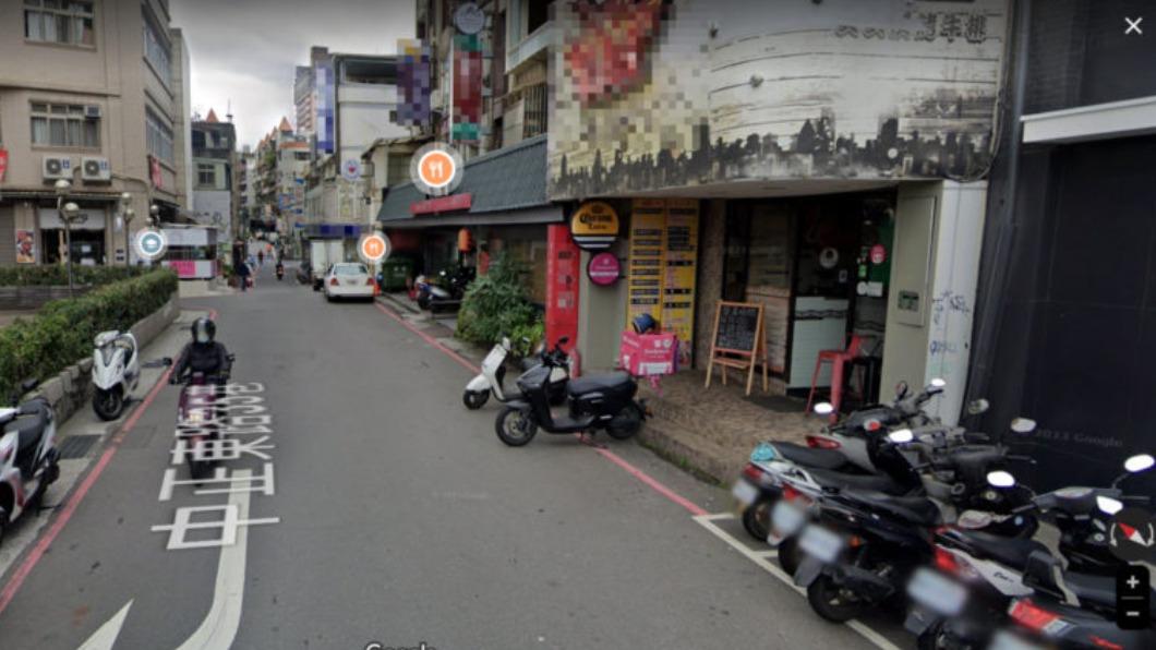 該路段不僅沒有人行道,甚至違規停車的情況也層出不窮。(圖/翻攝自Google Map)