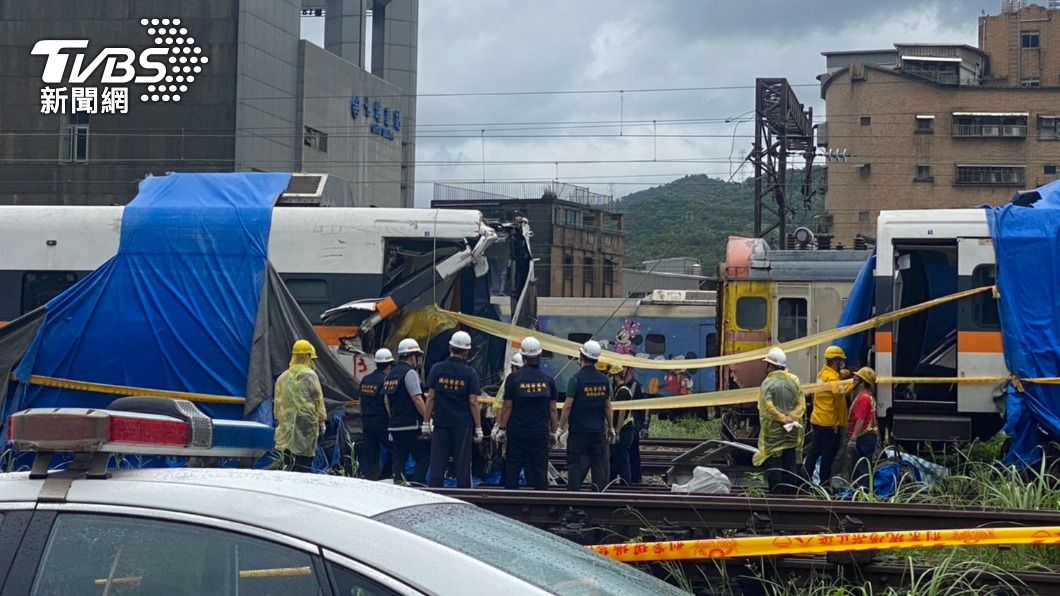 太魯閣出軌車廂找到罹難者遺骨。（圖／TVBS）
