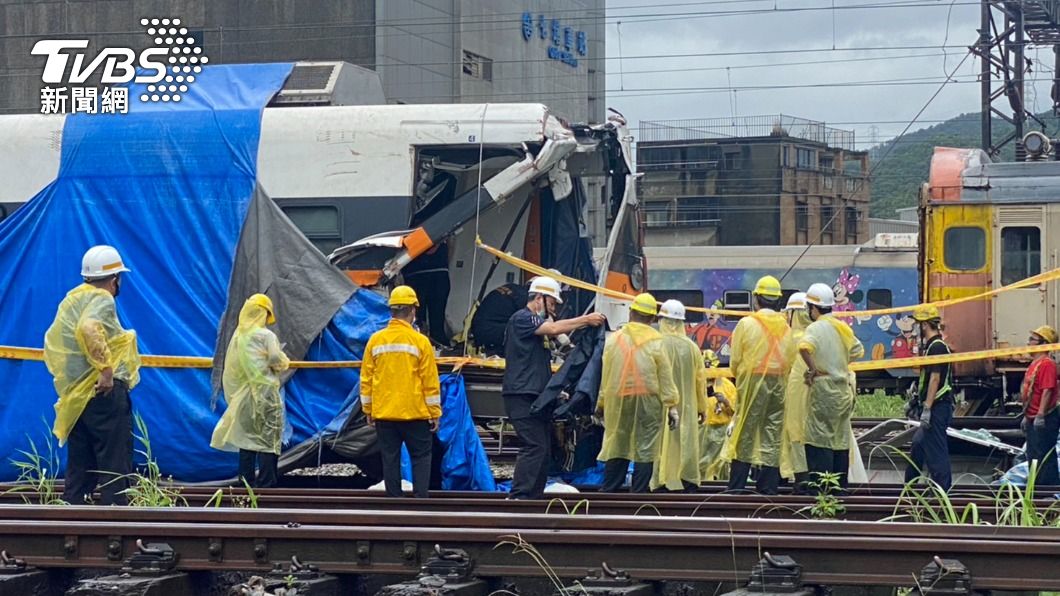 太魯閣出軌車廂找到罹難者遺骨。(圖/TVBS)