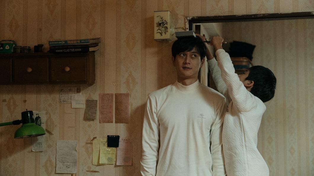 白潤音幫爸爸劉冠廷量身高,畫面超可愛。(圖/華映娛樂提供)