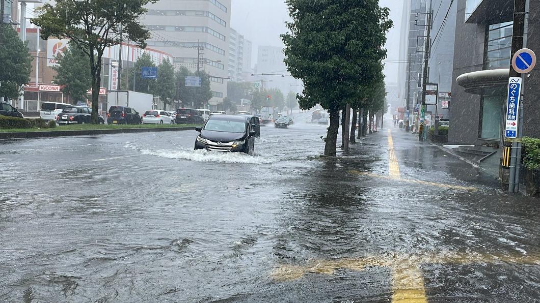 鴻雁颱風雖減弱,但仍引入大量潮濕水氣,日本網友無奈表示茨城縣水戶市變成一片「水樂園」。(圖/翻攝自@NRTsx70推特)