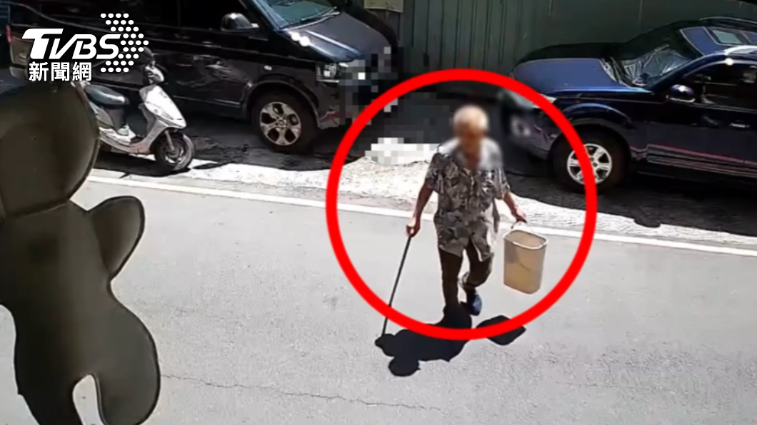 婦人將娃娃車放在一樓家門口,被老翁偷走。(圖/TVBS)