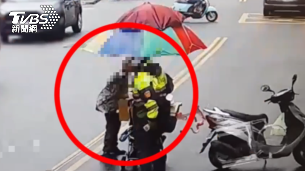 警方查獲老翁時,他一度情緒激動朝員警丟垃圾。(圖/TVBS)
