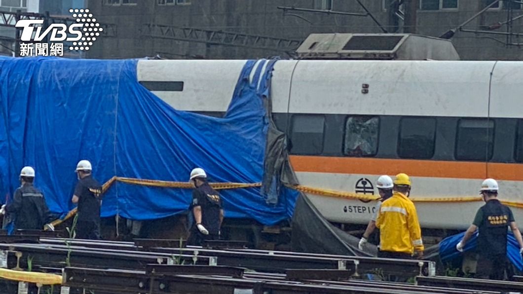 太魯閣出軌車廂找到罹難者遺物。(圖/TVBS)