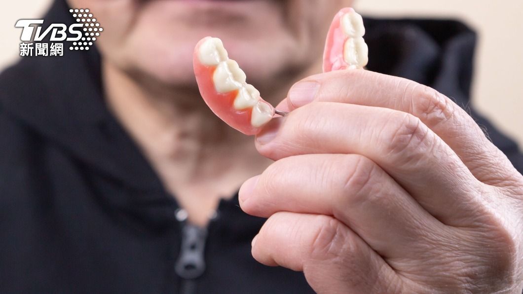 老翁的體內發現無數顆假牙。(示意圖,非當事人/Shutterstock達志影像)
