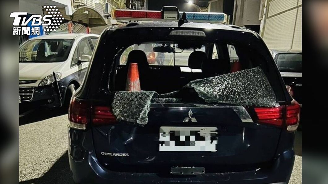 好忙!台南警抓捕持棍鬧事年輕人 下秒警車被吃瓜民眾追撞