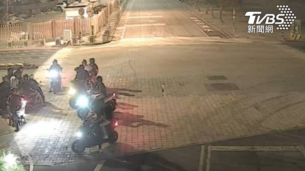 鬧事群眾訊後全案依刑法聚眾鬥毆、傷害罪嫌移請臺南地檢署偵辦。（圖／TVBS）