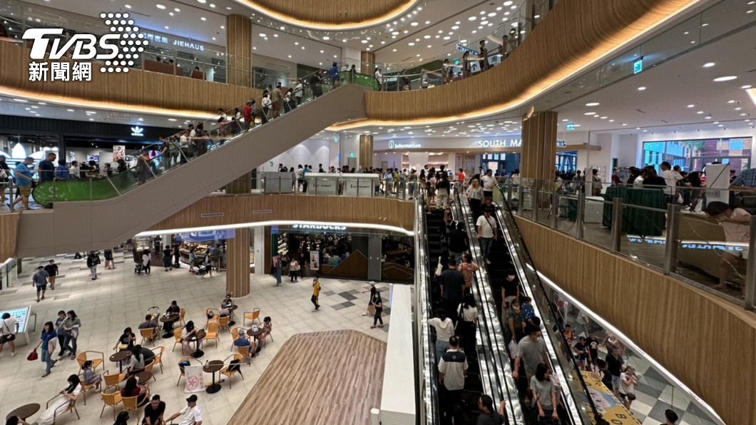 台中爽放颱風假逛百貨 櫃姐見人潮驚:比正常假日還誇張!