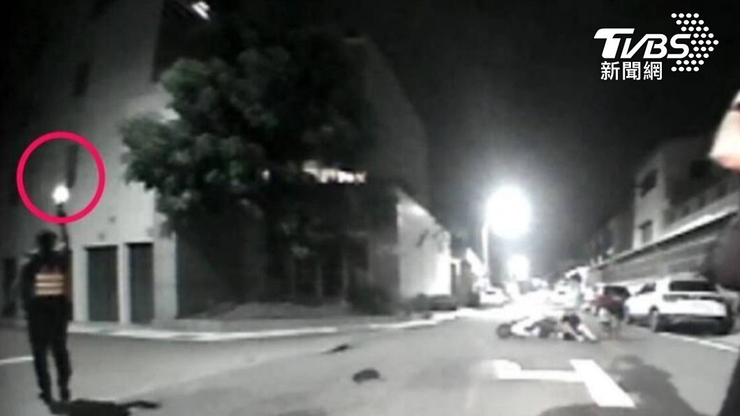 為控制混亂的場面，員警依警械使用條例第4條對空鳴槍1槍示警。（圖／TVBS）