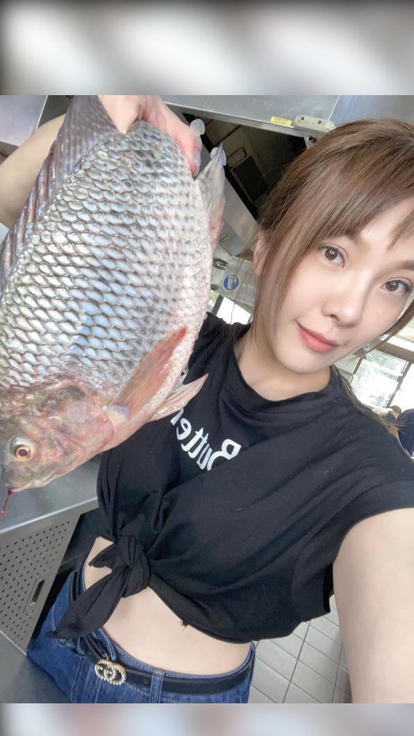 小優透露這是她人生第一次殺魚。（圖／翻攝自小優臉書）