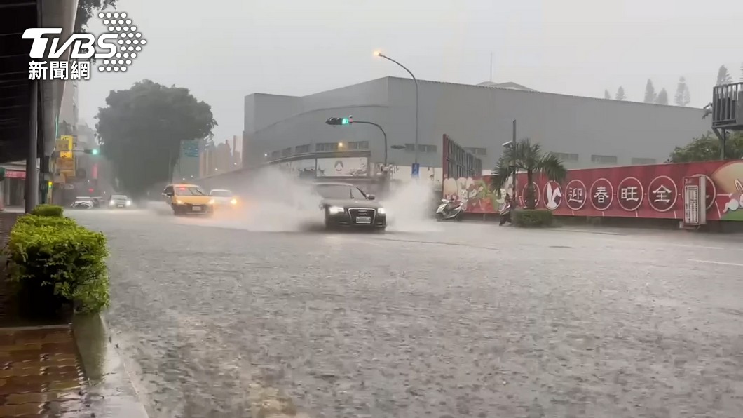 金門下起暴雨。(圖/TVBS)