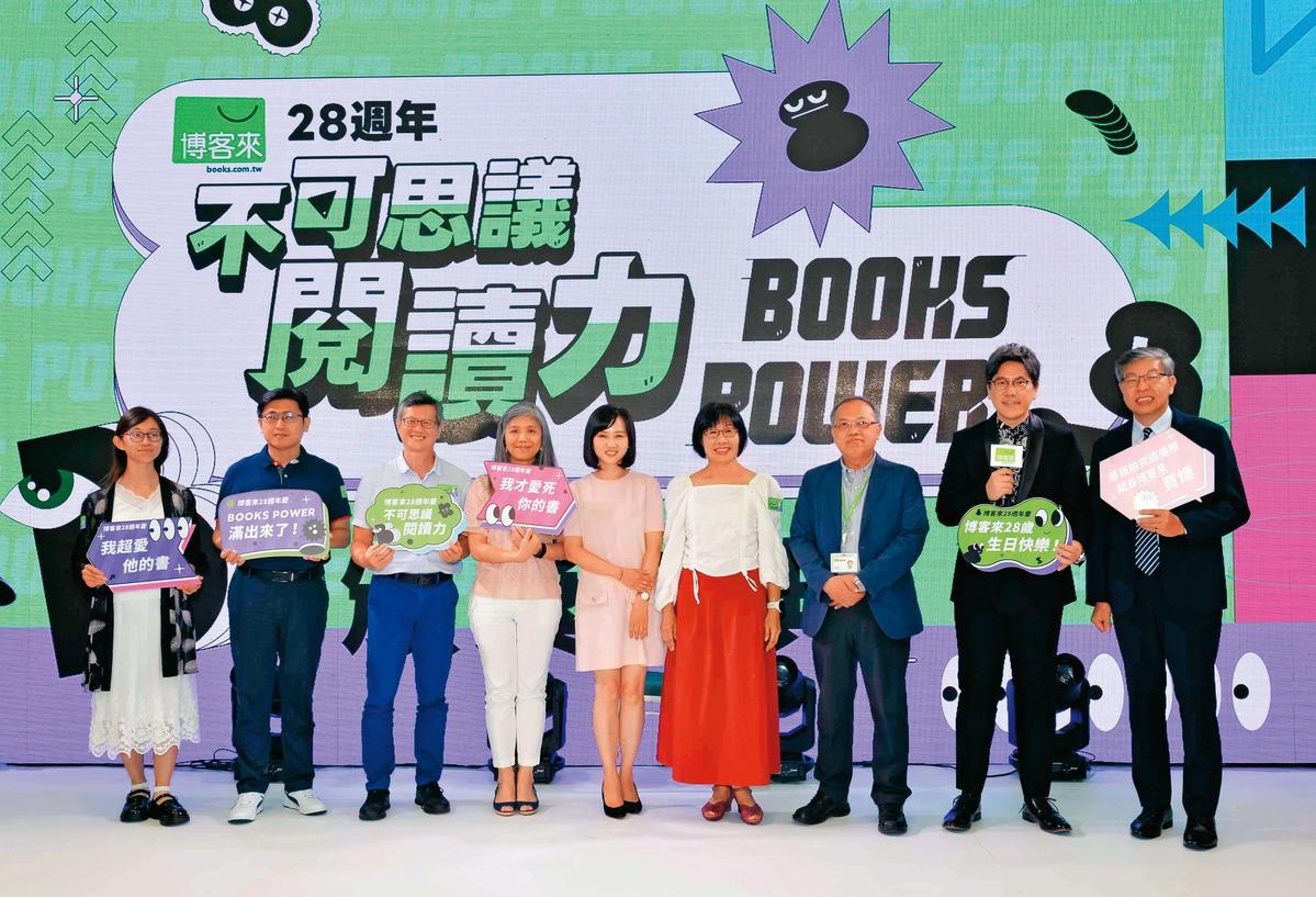 8月中,博客來副總何禮旭在記者會宣布,未來3到5年將投資10億元。(圖/鏡週刊)