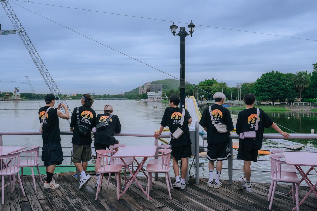 拍攝現場Ozone 6人身穿黑色團服。(圖/讀者提供)