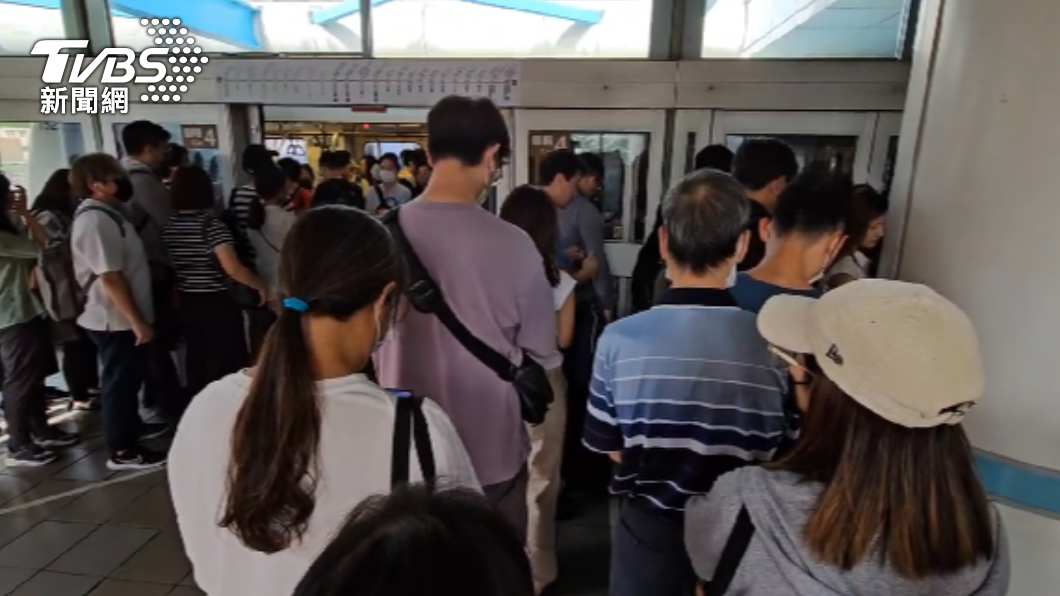 北捷文湖線劍南站發生車門關閉故障警訊,捷運站大塞車。(圖/TVBS)