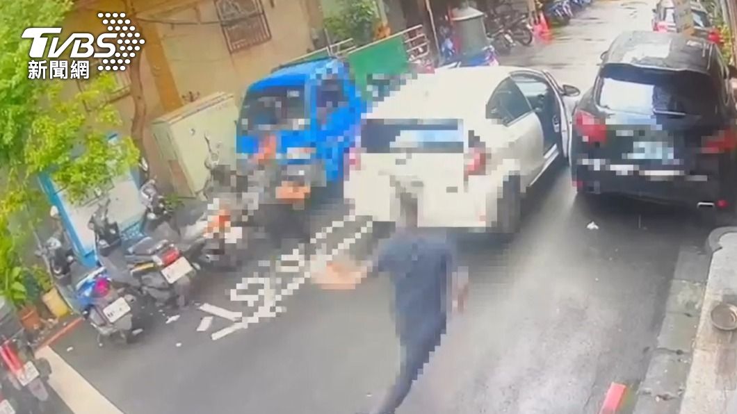2名犯嫌持刀砍人後逃離現場。(圖/TVBS)