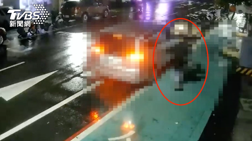 男子不斷以頭部連續撞擊遊客車窗。（圖／TVBS）