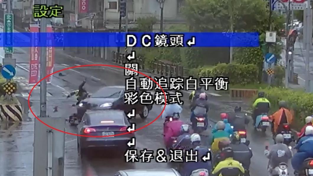 警方監視器拍下撞擊瞬間。(圖/TVBS)