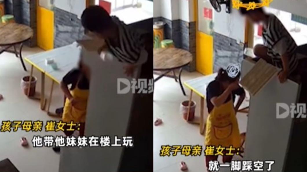 媽媽看見男童的行為,無奈扶額頭。(圖/翻攝自微博《西部決策》)