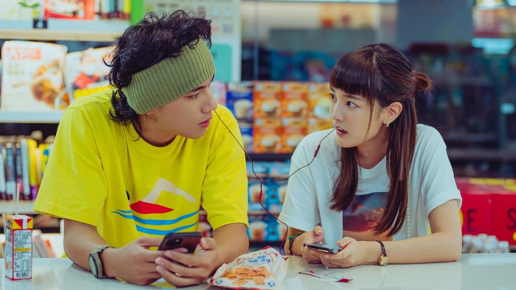 《此時此刻》由王淨、朱軒洋拉開故事序幕。(圖/Netflix提供)