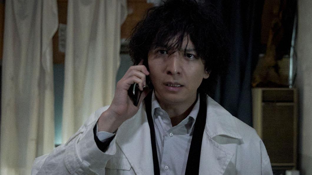 生田斗真飾演的刑警習慣以惡制惡、以暴制暴。(圖/HamiVideo提供)