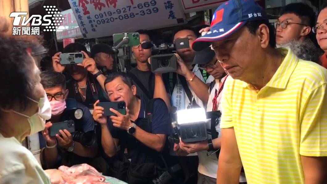 學韓國瑜「蓋牌」?郭台銘市場拜票勸攤商:外面民調別亂聽