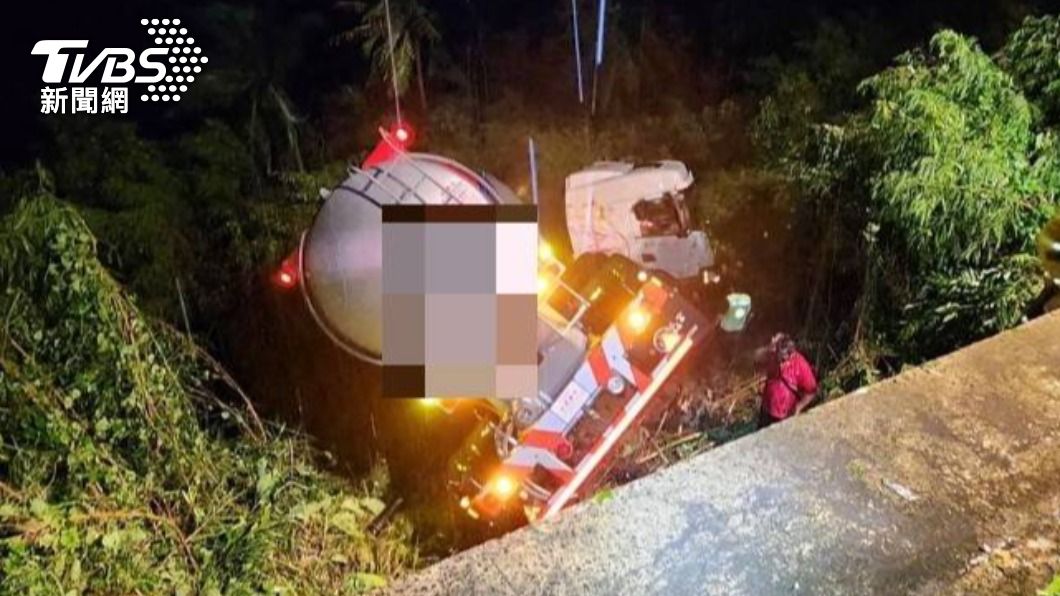 你累了嗎?台東男疑疲勞駕駛 聯結車「折甘蔗」摔落邊坡