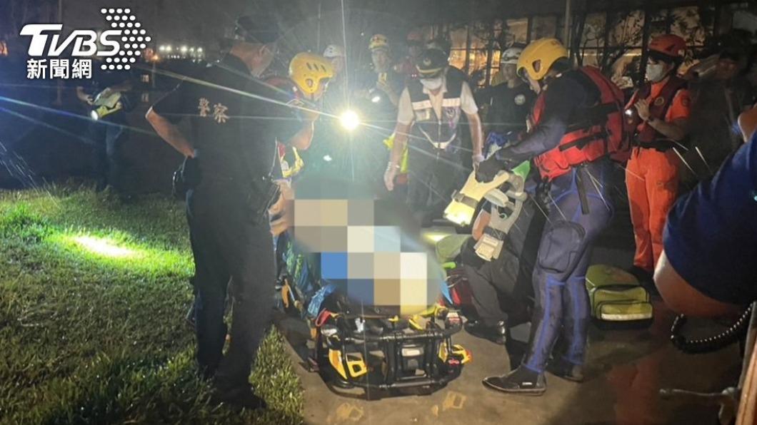 消防緊急現場救援發現曾男死亡。（圖／TVBS）