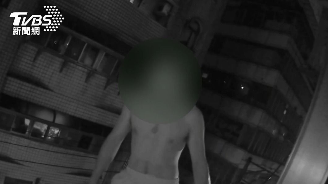 桃園男持刀站4樓窗台揮舞!警電擊槍「一發命中」解危機