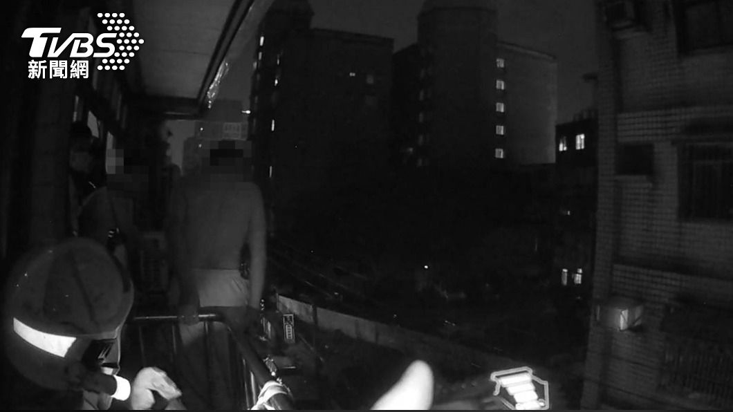 員警到隔壁4樓陽台持電擊槍瞄準林男。（圖／TVBS）