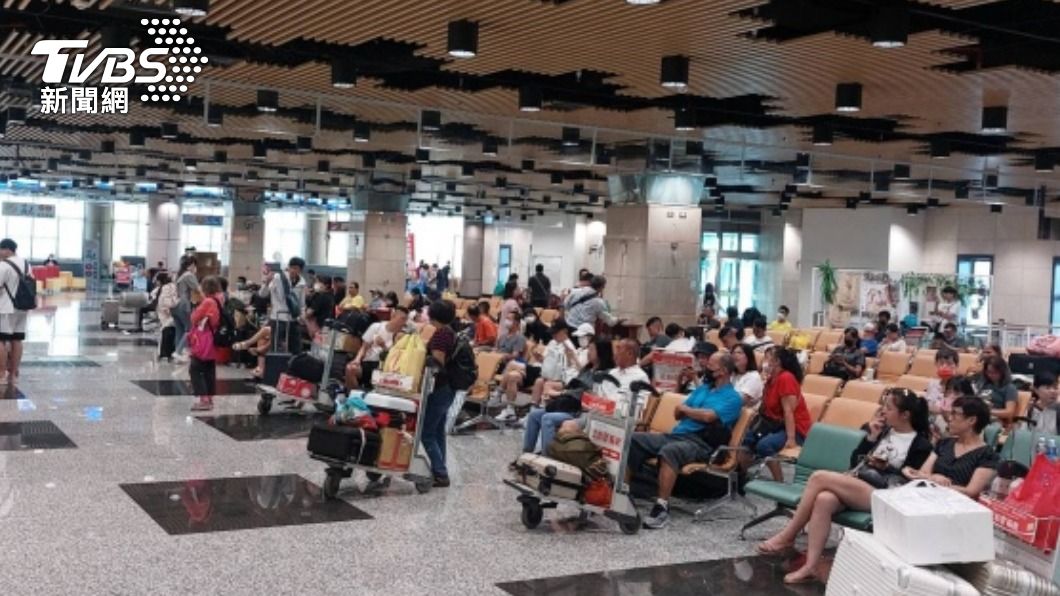 台澎空運恢復!人潮湧機場 加開航班疏運3千名滯留旅客