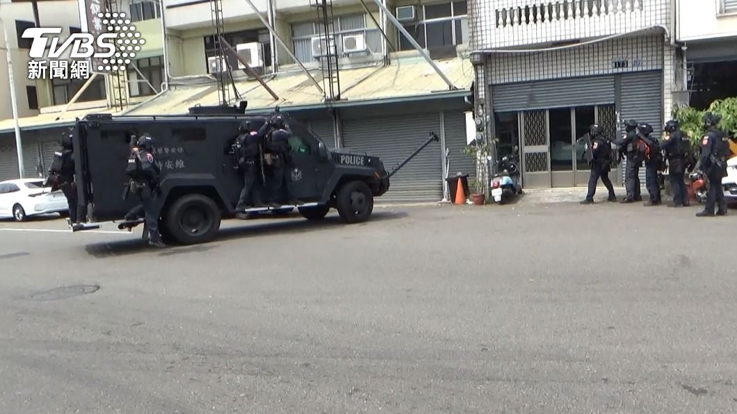 再多鎖都沒用!詐騙機房藏透天厝 警出動甲車攻堅逮5人