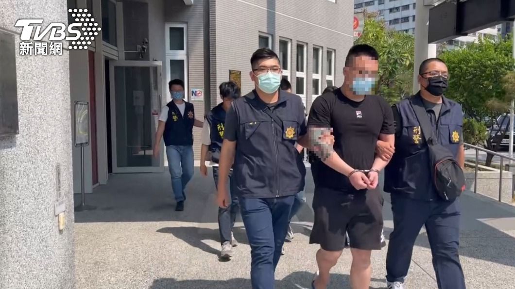 警方逮捕蔡男等5人送辦。(圖/中央社)