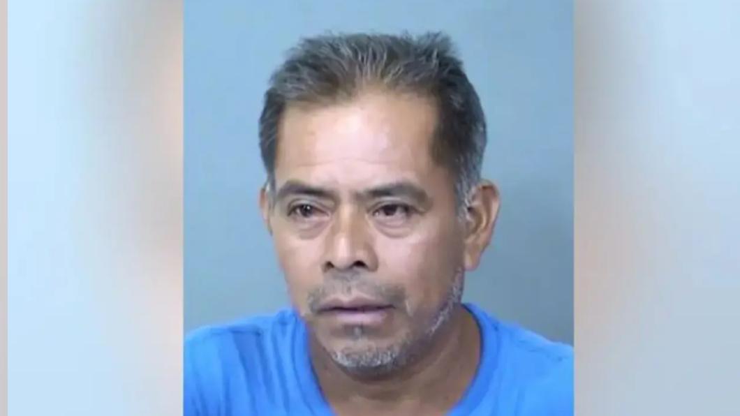 49歲的阿瓦雷茲坐在車上喝酒，恐難逃多項刑事指控。(翻攝自foxnews)