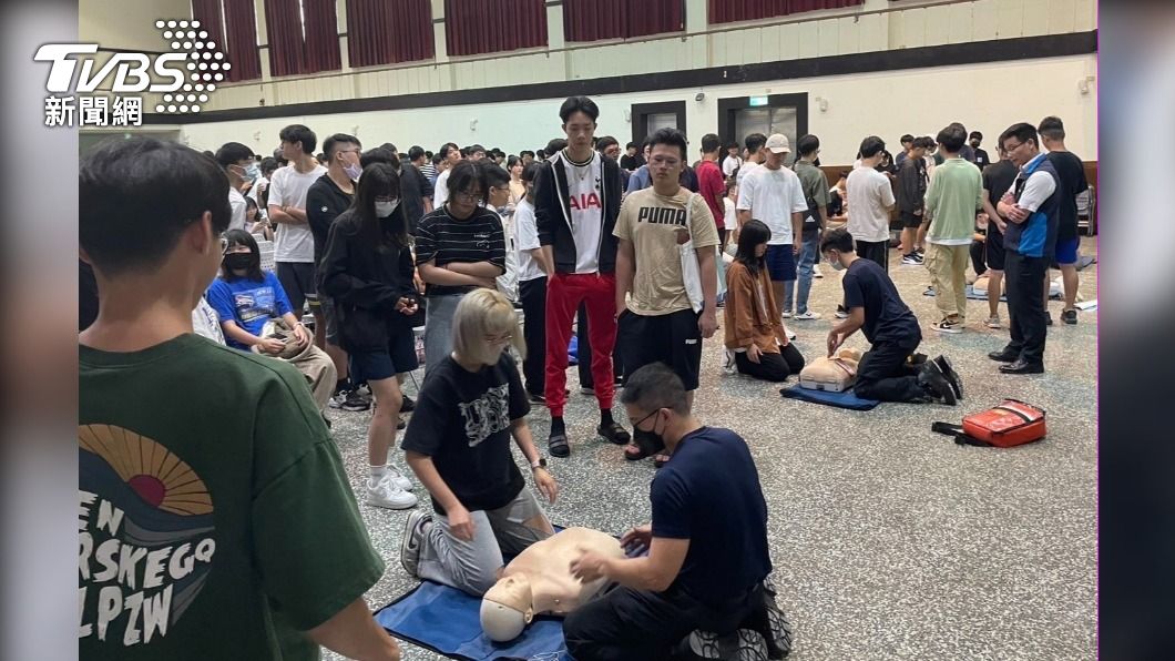全面「心動」!落實全民皆兵 千名政大新生齊學CPR