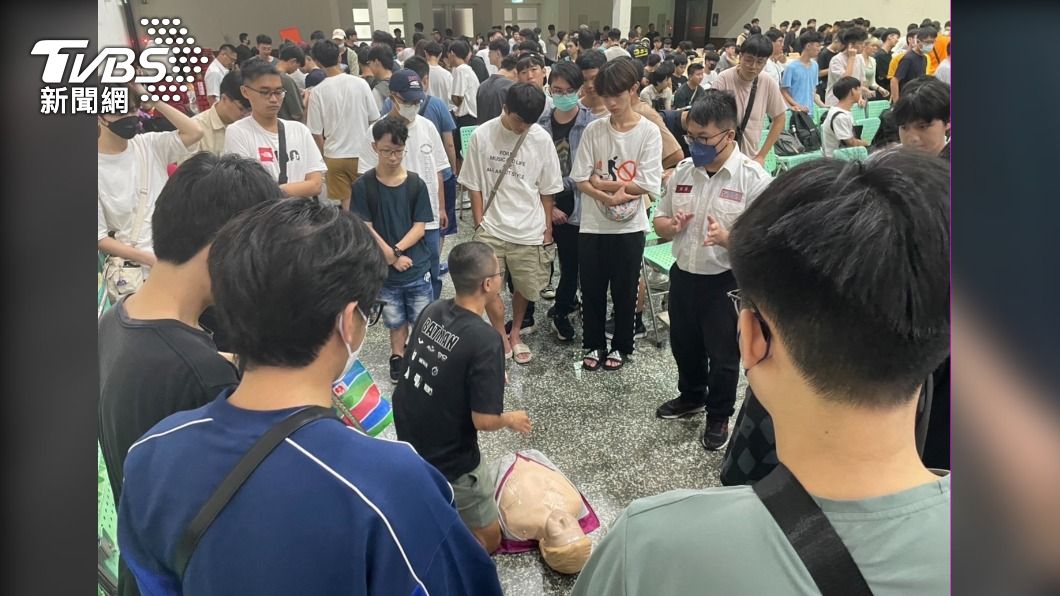 千名政大新生一起學習CPR心肺復甦術。(圖/TVBS)