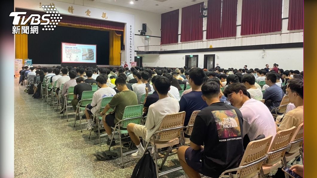 千名政大新生一起學習CPR心肺復甦術。(圖/TVBS)