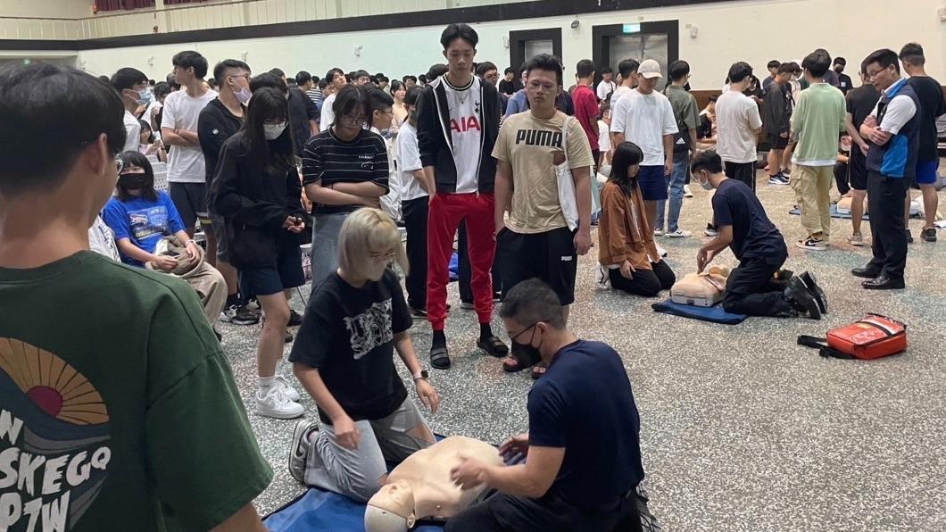 北市消攜手政大推廣CPR 2400名新生全上陣