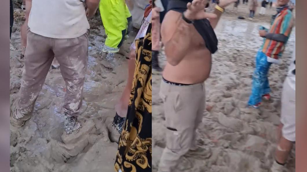 火人祭的參加者採在一片泥濘中跳舞,苦中作樂。(圖/翻攝自@ElijahSchaffer推特)