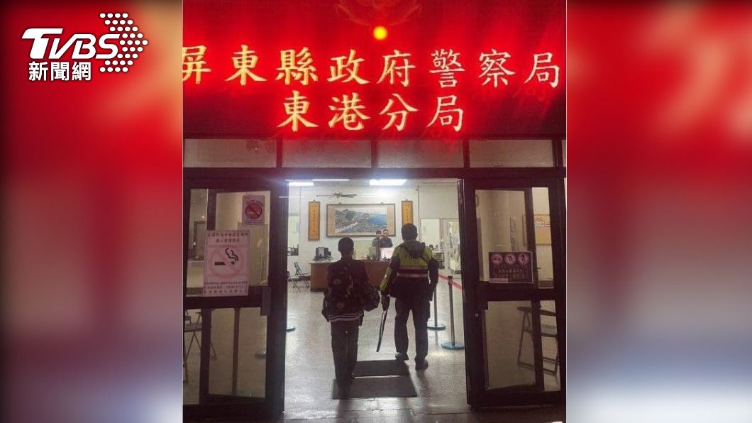 員警耐心開導,讓雙方談心溝通化解誤會。(圖/TVBS)